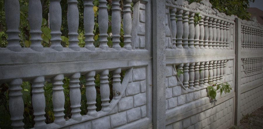 Solidne ogrodzenie – zalety płotów betonowych