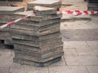 Jak wybrać płytki chodnikowe do ogrodu lub na podjazd?